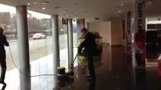 Опасный поломойщик - смотреть видео (0:21)