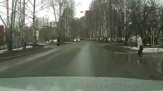 Набожная бабулька-пешеход - смотреть видео (0:56)