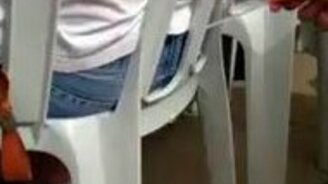 Как можно приковать друга к стулу - смотреть видео (0:24)