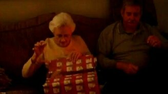 Реакция бабушки на неожиданный подарок - смотреть видео (0:49)