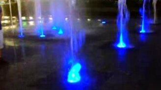 Летающая тарелка под напором фонтана - смотреть видео (0:19)