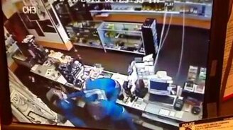 Решительные девушки против грабителя - смотреть видео (0:17)