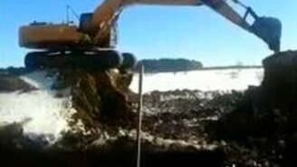 Трюкач на экскаваторе - смотреть видео (2:11)