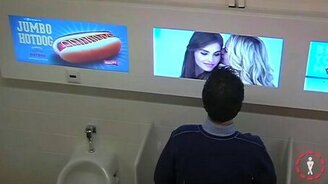 Провокационный розыгрыш в мужском туалете - смотреть видео (2:15)