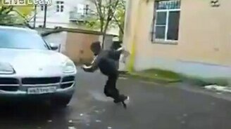 Неожиданный манёвр от парня - смотреть видео (0:22)