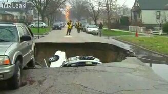 Три машины ушли под землю - смотреть видео (1:08)