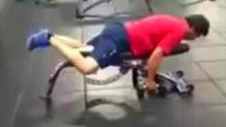 Смешной мужик в спортзале - смотреть видео (0:16)