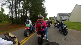 Каково ездить на одноместном мотоцикле вдвоём - смотреть видео (1:20)