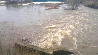 Загадочные воронки на воде - смотреть видео (1:47)