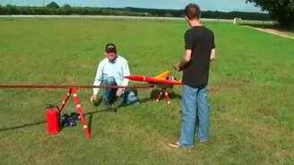 Игрушечный истребитель - смотреть видео (1:18)