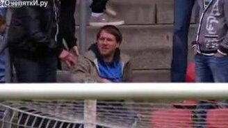 Меткий футболист и фанат - смотреть видео (0:23)