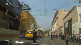 Мужчина врезался в трамвай - смотреть видео (0:47)