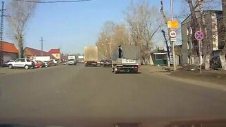 Мощная авария на маленькой скорости - смотреть видео (0:51)