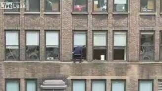 Мастер мытья окон на высоте - смотреть видео (1:08)