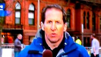 Репортёр отказался от двойного поцелуя - смотреть видео (0:17)