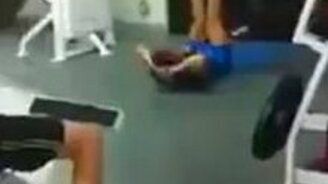 Чудак в тренажёрном зале - смотреть видео (0:18)