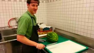 Чистка арбуза за 20 секунд - смотреть видео (0:38)