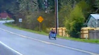 Гонка на инвалидной коляске - смотреть видео (0:23)