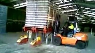 Как разбить 2000 бутылок одним махом - смотреть видео (3:12)