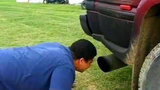 Закоптили парня выхлопом - смотреть видео (1:00)