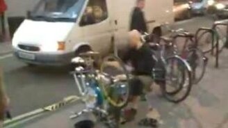 Барабанщик-велосипедист - смотреть видео (2:16)