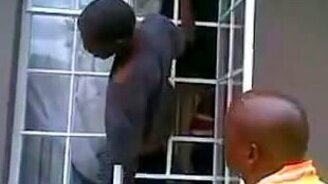 Пролез через решётку в окно - смотреть видео (3:16)