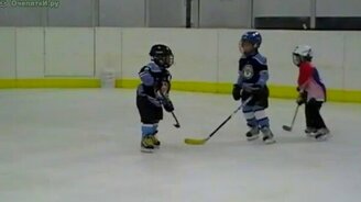 Начинающий хоккеист - смотреть видео (0:43)
