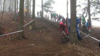 Удержался от падения на крутом спуске - смотреть видео (0:11)