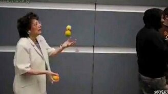 Бабуля жонглирует - смотреть видео (0:39)