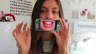 Эмоциональная девушка со смартфоном - смотреть видео (0:46)