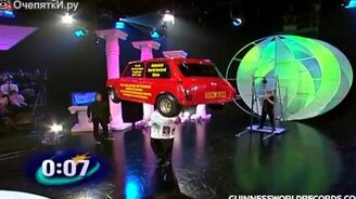 Мастер равновесия с автомобилем на голове - смотреть видео (1:57)