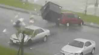 Полёт мусорного бака - смотреть видео (0:10)