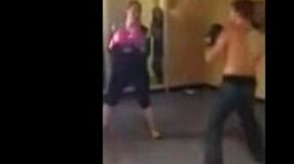 Не действуй на нервы боксёрам - смотреть видео (0:20)