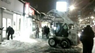 Слишком шустрый снегоуборщик - смотреть видео (3:01)