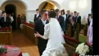 Впечатлительный гость на свадьбе - смотреть видео (0:11)