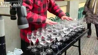 Искусная игра на хрустальных бокалах - смотреть видео (3:48)