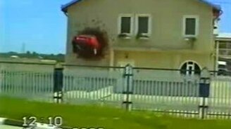 Машина влетела в стену дома - смотреть видео (0:18)