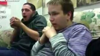 Парни наблюдают за родами - смотреть видео (3:48)