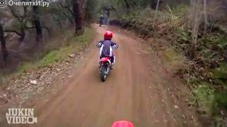 Малец упал с мотоцикла - смотреть видео (0:41)