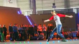 Красивое выступление роллерши - смотреть видео (1:43)