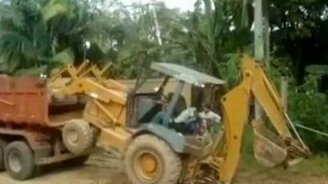 Самопогрузка экскаватора - смотреть видео (1:35)