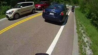 Так не надо делать на дороге - смотреть видео (0:54)