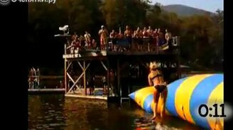 Захватывающие прыжки в воду - смотреть видео (0:54)