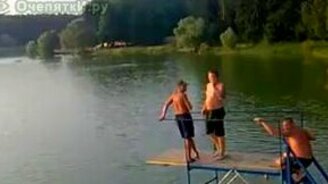 Весёлый водный аттракцион - смотреть видео (1:19)