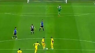 Вратарь зазевался - смотреть видео (0:14)