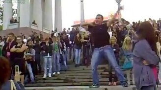 Парень зажигает - смотреть видео (2:32)