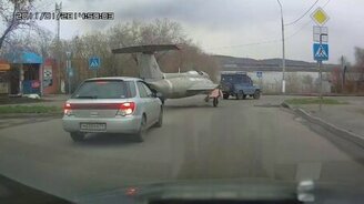 Самолёт на дороге - смотреть видео (0:45)