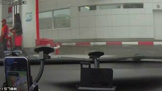 Главное, чтоб с пистолетом не уехала - смотреть видео (0:57)