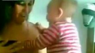 Малыш заигрывает с девушкой - смотреть видео (1:14)