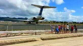 Толпа против реактивного двигателя - смотреть видео (1:15)